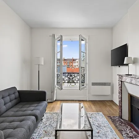 Mobility Lease Modern 1 Bedroom Parisian Charm Apartment *
