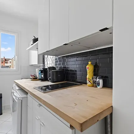 Mobility Lease Modern 1 Bedroom Parisian Charm Apartment Levallois-Perret